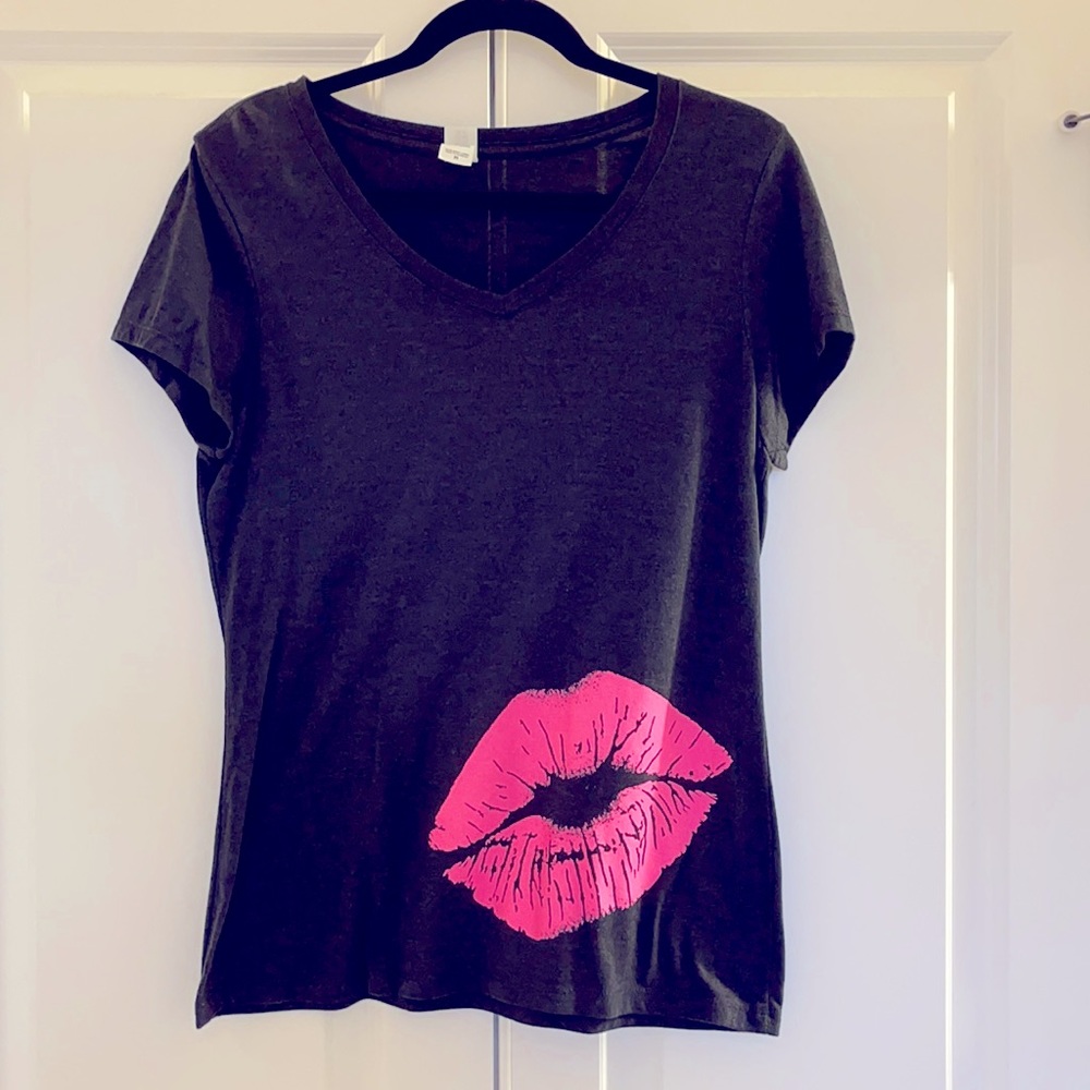 Black tee shirt with lips